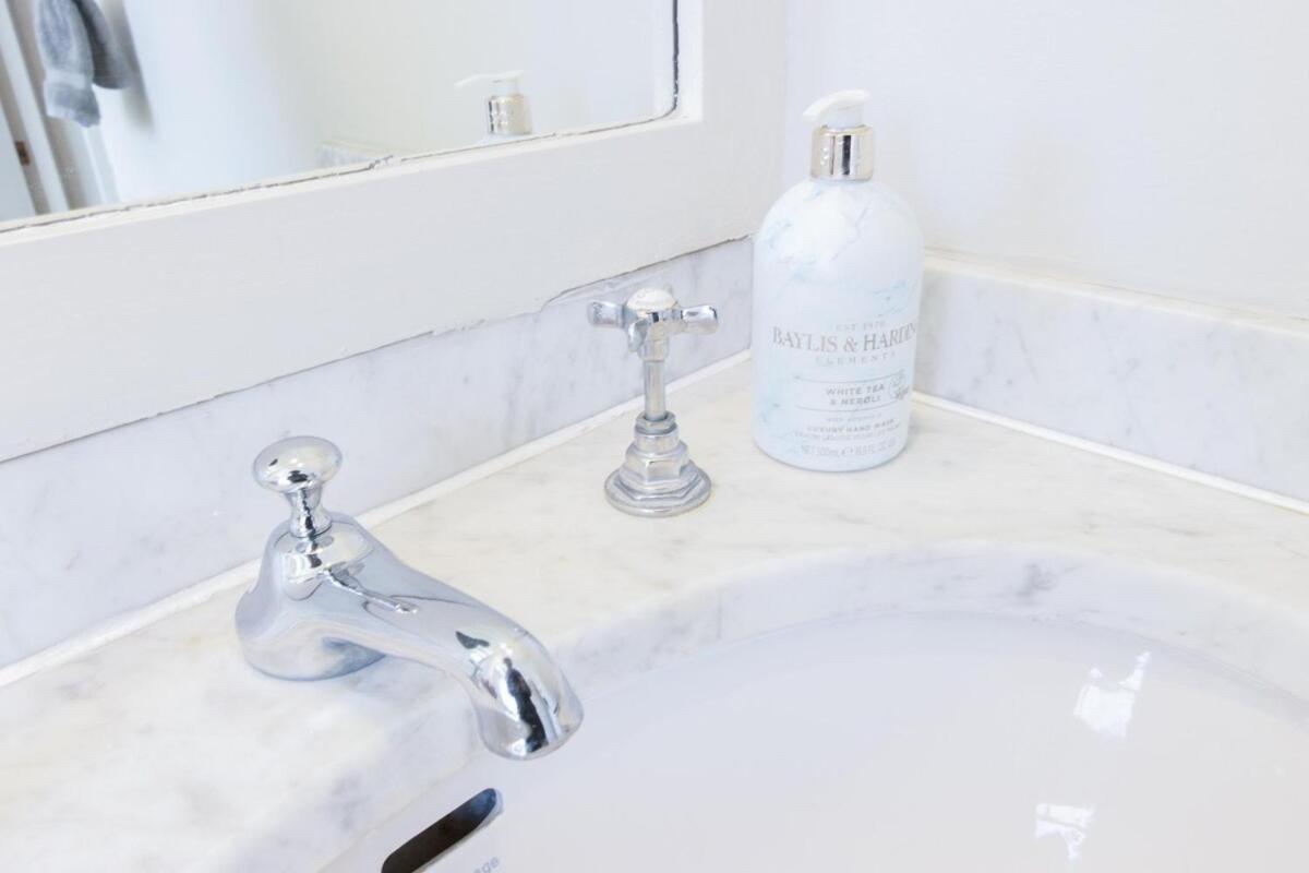 3 Bedroom Luxury In Eaton Square Londra